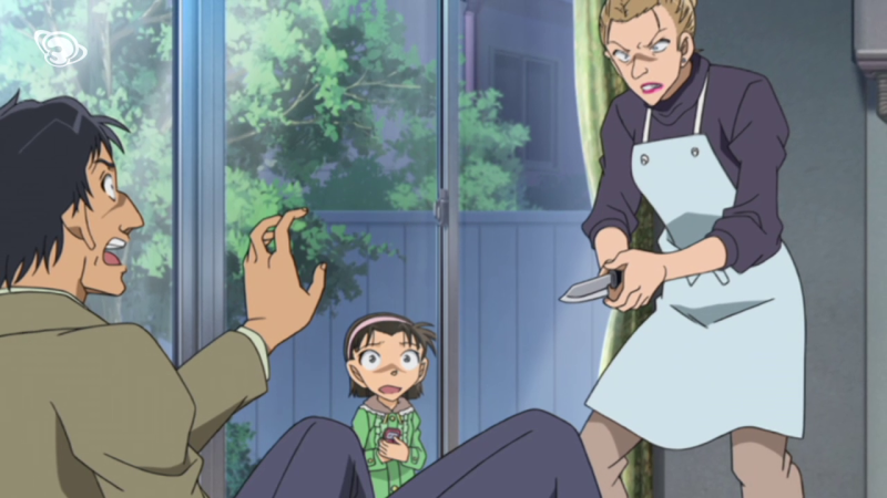 Fitxer:La Sumiko apuntant al seu marit amb un ganivet.png